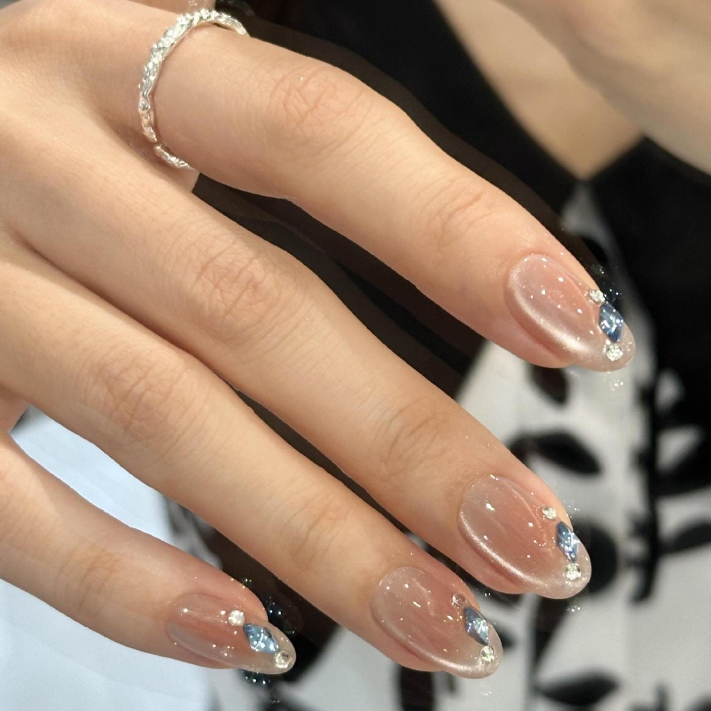 Nude cat-eye press-on nails with blue crystal-style tip accentsblue-crystal-cat-eye-press-on-nails-01